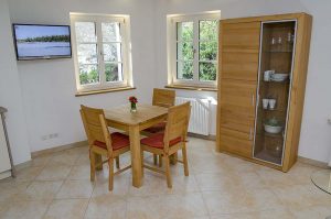 Wohn-/Essbereich mit Küchenzeile - Apartment Biengarten, Gästehaus Meerspinne