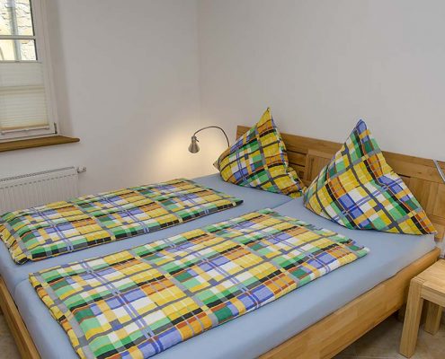 Schlafzimmer mit Doppelbett & Kleiderschrank - Apartment Biengarten, Gästehaus Meerspinne