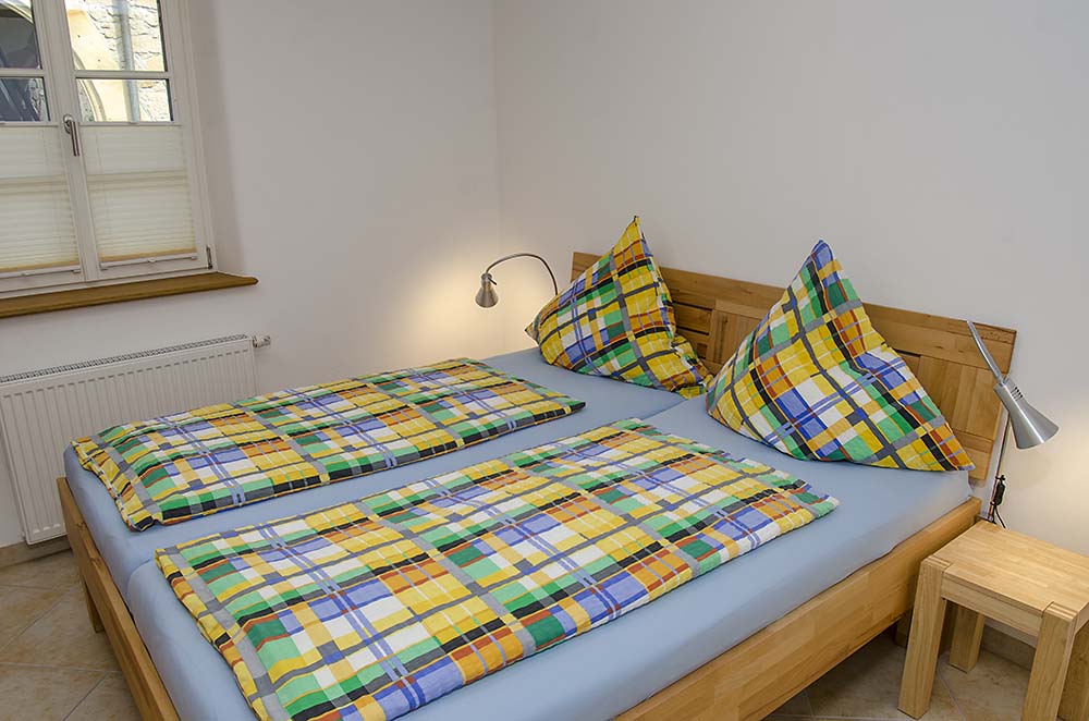 Schlafzimmer mit Doppelbett & Kleiderschrank - Apartment Biengarten, Gästehaus Meerspinne