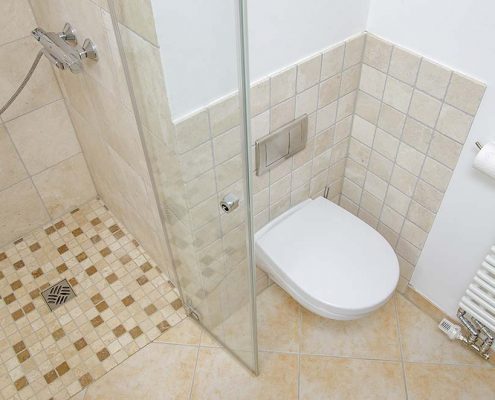 Bad mit Dusche, WC - Apartment Biengarten, Gästehaus Meerspinne