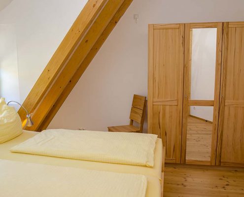 Schlafzimmer mit Doppelbett und Kleiderschrank - Apartment Idig, Gästehaus Meerspinne