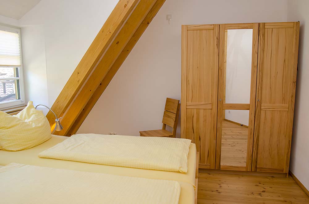 Schlafzimmer mit Doppelbett und Kleiderschrank - Apartment Idig, Gästehaus Meerspinne