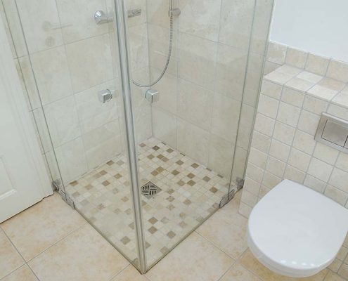Bad mit Dusche, WC - Apartment Idig, Gästehaus Meerspinne