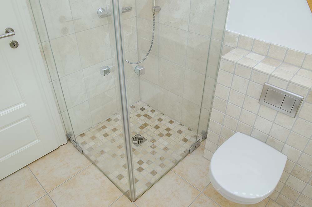 Bad mit Dusche, WC - Apartment Idig, Gästehaus Meerspinne