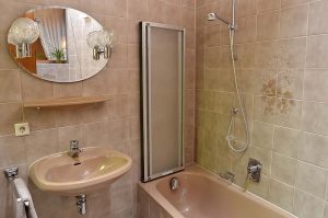 Bad 1 mit Dusche, Badewanne, WC - Fewo Meerspinne, Gästehaus Meerspinne