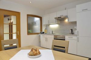 Moderne Küche mit gemütlicher Essecke - Fewo Meerspinne, Gästehaus Meerspinne